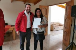Intendente y Seremi Minvu entregan 18 subsidios a familias de San Pedro de Atacama