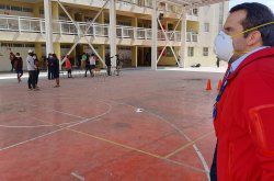 Intendente visita albergue que acoge a 344 bolivianos que no pueden regresar a su país
