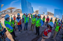 Intendente junto a ministros de Energía y Ciencias asisten a la planta termo solar más grande de América Latina