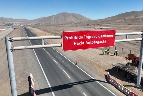 Instalado el primer pórtico que prohíbe el ingreso de camiones por avenida Salvador Allende de Antofagasta