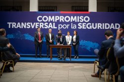 En su calidad de presidente de la AGORECHI el gobernador regional Ricardo Díaz firmó Compromiso Transversal por la Seguridad