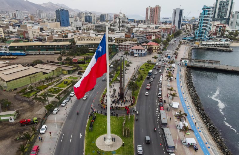 Después de cinco años: Hoy se realizó el izamiento de la bandera bicentenario tras gestiones del Gobierno Regional de Antofagasta