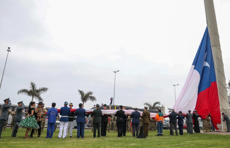 Después de cinco años: Hoy se realizó el izamiento de la bandera bicentenario tras gestiones del Gobierno Regional de Antofagasta