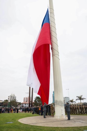 Después de cinco años: Hoy se realizó el izamiento de la bandera bicentenario tras gestiones del Gobierno Regional de Antofagasta