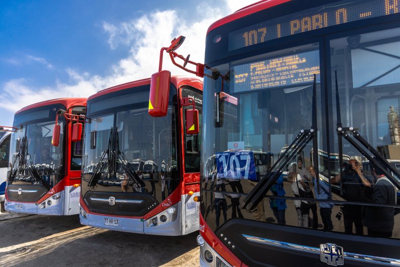 Electromovilidad: Línea 107 de Antofagasta recibió buses eléctricos gracias al programa “Renueva Tu Micro” subsidiado por el Gobierno Regional