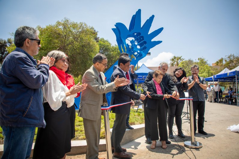 Línea Cultura F.N.D.R 8%: Gobernador inauguró la escultura “Un Corazón que Palpita” en la plaza de los Derechos Humanos de la Universidad de Antofagasta