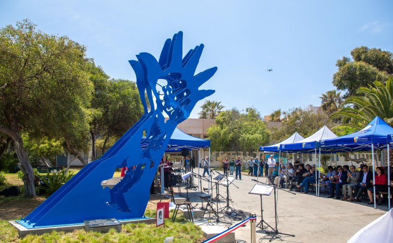 Línea Cultura F.N.D.R 8%: Gobernador inauguró la escultura “Un Corazón que Palpita” en la plaza de los Derechos Humanos de la Universidad de Antofagasta