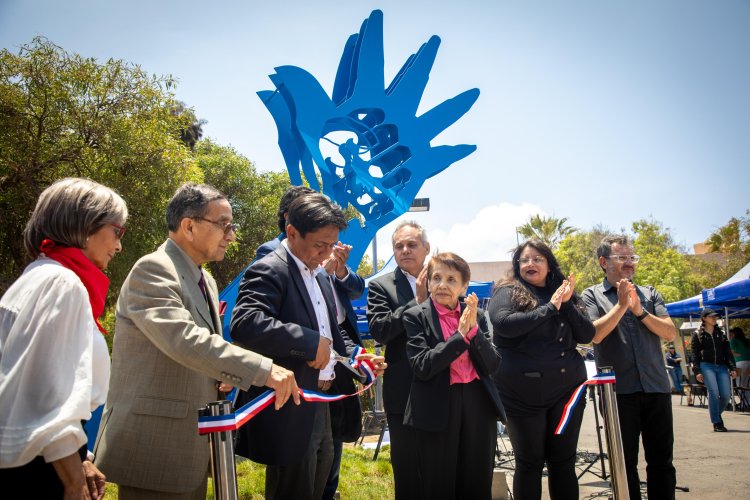 Línea Cultura F.N.D.R 8%: Gobernador inauguró la escultura “Un Corazón que Palpita” en la plaza de los Derechos Humanos de la Universidad de Antofagasta