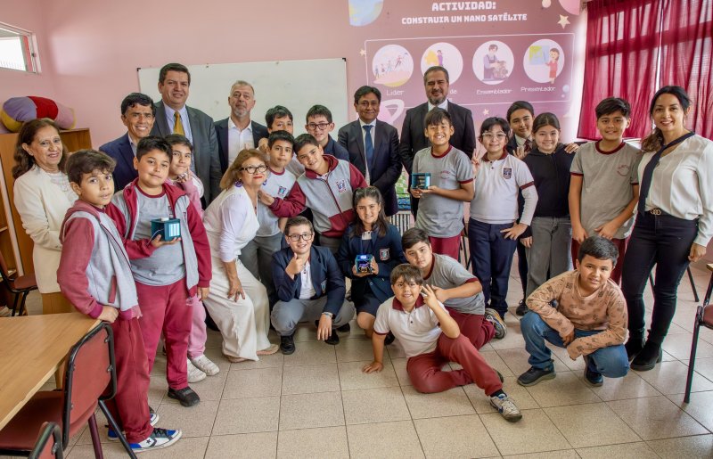 En el liceo ICEDUC el Gobernador Regional conoció el impacto del proyecto FIC-R “Desarrollo de Tecnología Aeroespacial para Antofagasta”