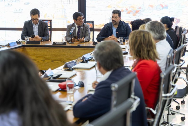 Mesa Regional del Cáncer: Gobernador anunció aumento en horas de atención en oncología y radioterapeutas
