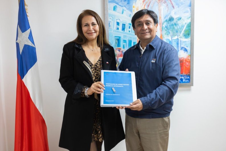 Gobernador Regional hizo entrega del anteproyecto de “Zonificación del Borde Costero, región de Antofagasta” a la seremi de Medio Ambiente