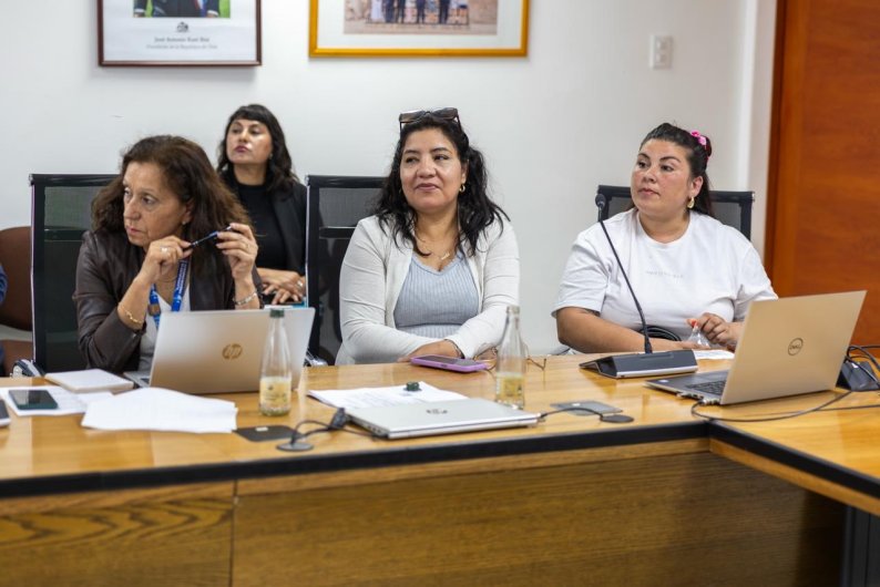 Graves filtraciones: Vecinas del conjunto habitacional social Ayelén I contarán con recursos para la reposición de la matriz de agua potable